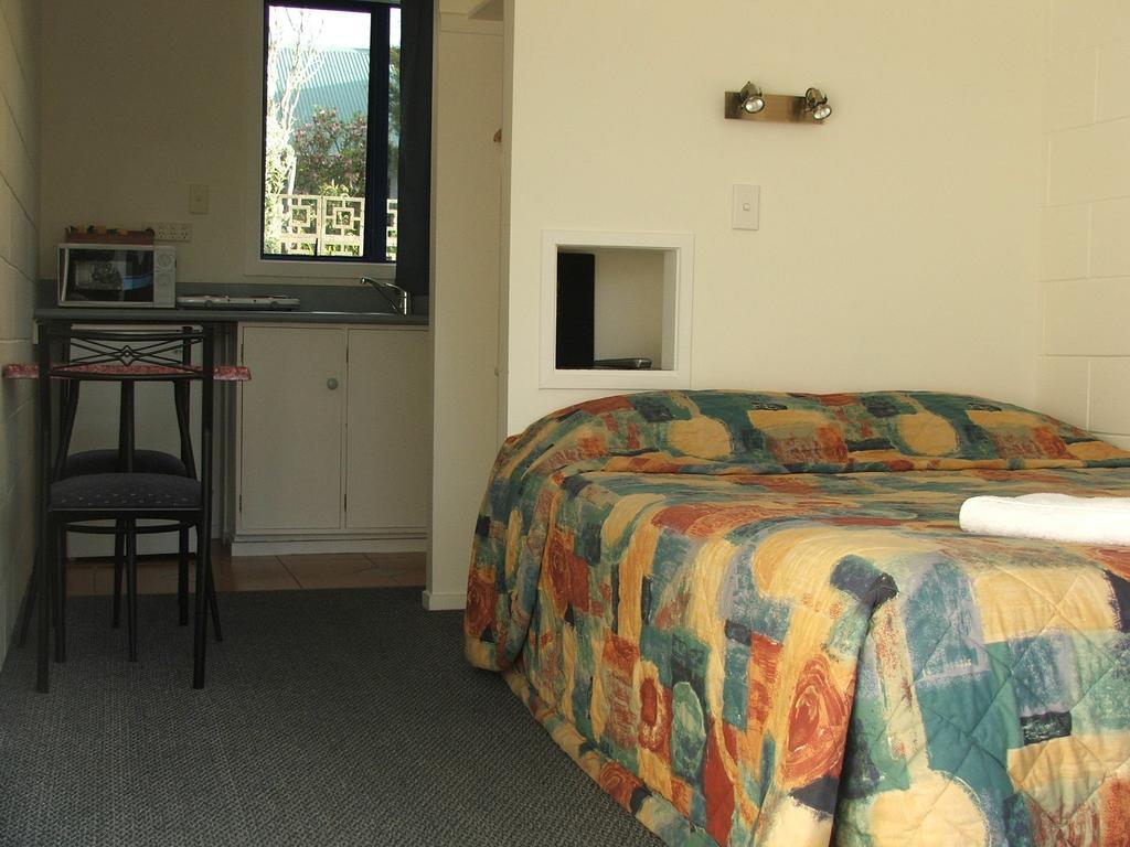 New Plymouth Top 10 Holiday Park Room photo